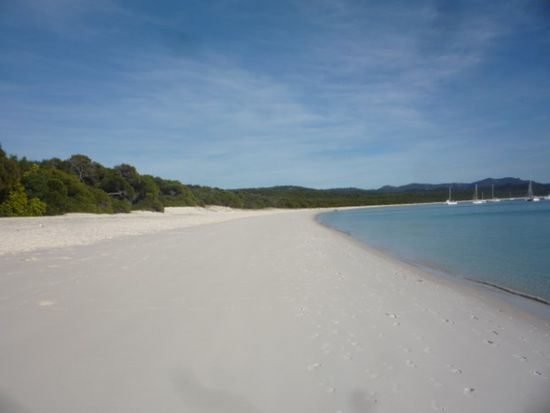 Der Sand hier soll der weisseste der Welt sein. Egal ob das stimmt, schoen isser allemal!