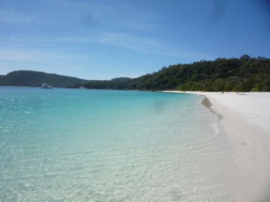 und genossen den Ausblick auf das kristallklare Wasser un den weiten weissen Strand.