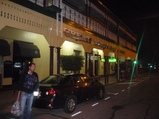 Dort waren fast alle Hostels schon ausgebucht, aber wir bekamen noch ein Zimmer in diesem denkmalgeschuetzten Hotel, das seit 1882 als Hotel dient.