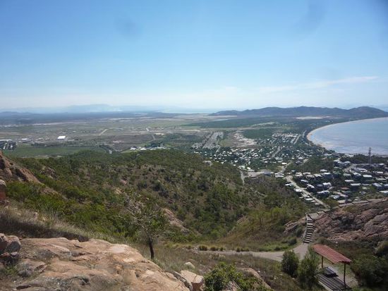 unser letzter Halt in Townsville war dieser Aussichtspunkt. Hier sah man, dass hinter den Siedlungen am Meer echt nix mehr kommt.