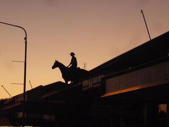 Als die Sonne unterging checkten wir als einzige Gaeste in einem alten Hotel (im 50er Jahre STil)im verlassenen Ingham ein.