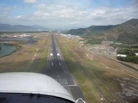 Mit Ines Hilfe landeten wir dann wieder sicher im RIESEN Flughafen von Cairns.