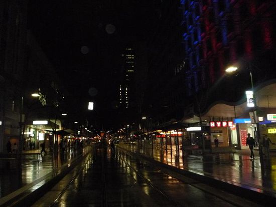 Nach einer ausgiebigen Shopping-Sightseeing Kombi streiften wi  abends mit waermenden Starbucks-Getraenken durch diese lebendige Stadt.