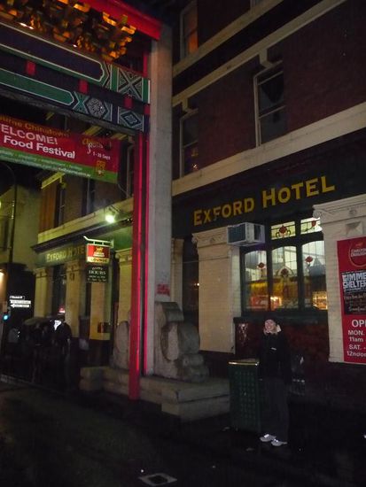 Als wir muede waren, machten wir uns auf den Weg zurueck zu unserem urigen Hotel,  das direkt in China-Town lag.