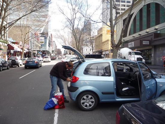 Direkt nach dem Fruehstueck holten wir unser Auto ab. Warum zu Fuss wenns auf Raedern geht?
Dieser Wagen war etwas kleiner als der im Norden, aber mit voller Manneskraft presste Hannes unser ganzes Backpacker-Gut ins Kofferraeumchen.