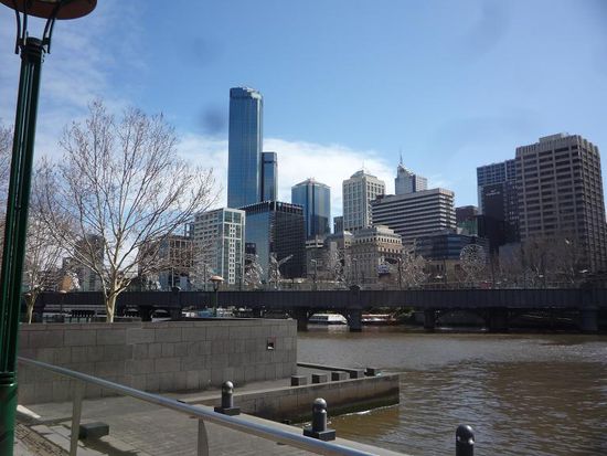 Diesen sonnigen Tag besahen wir uns die Stadt mal von der anderen Uferseite aus. Auch hier, wie ueberall in Melbourne war sher viel Kunst zu sehen.
