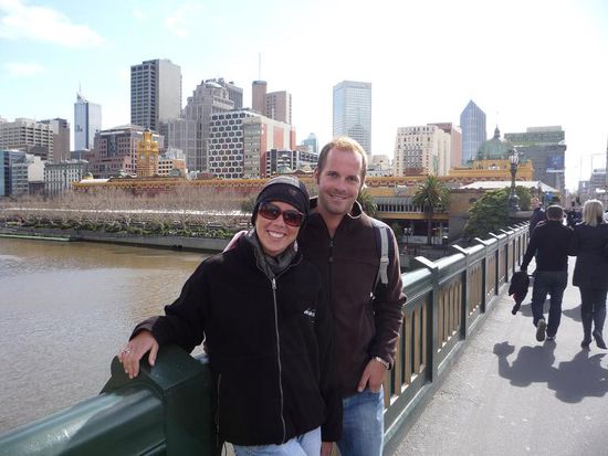 Von der Victoria Bridge aus konnte man dann auch gut die bunte und zusammengewuerfelt wirkende Architektur der Grossstadt sehen.