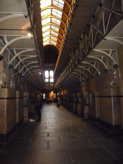 Nach dem Mittag wollten wir uns im alten Gefaengnis von Melbourne aufwaermen.... war aber noch kaelter und vor allem gruselig dunkel.