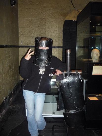 Auch die hippe Fake-Maske des gehaengten  Ned Kelly half da nix, aber brachte Gangster-Feeling.