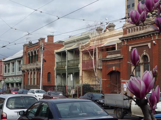 Als die Sonne weg war wanderten wir durch die bunte Bourkey-Street.