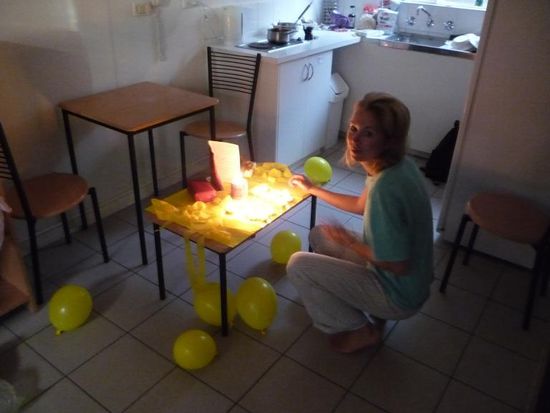 Happy birthday to you.....so wurde Ines an ihrem 25. von Hannes mit einem Staendchen geweckt. Noch ganz verschlafen gings dann zum Gabentisch....