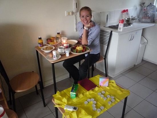 und nach dem Duschen zum reich gedeckten Fruehstueckstisch....