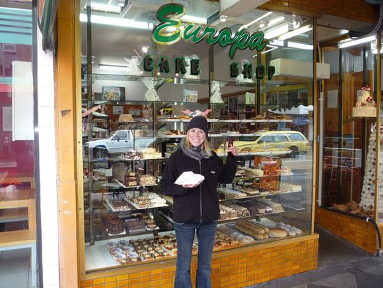 Gluecklicherweise ist St.Kilda fuer seine europ. Baeckerein bekannt, sodass Ines auf einen typischen Geburtstagskuchen nicht verzichten musste.