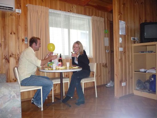 Drinnen pichelten wir uns aber mal lieber einen. Man wird schliesslich nur einmal ein viertel Jahrhundert, nech?