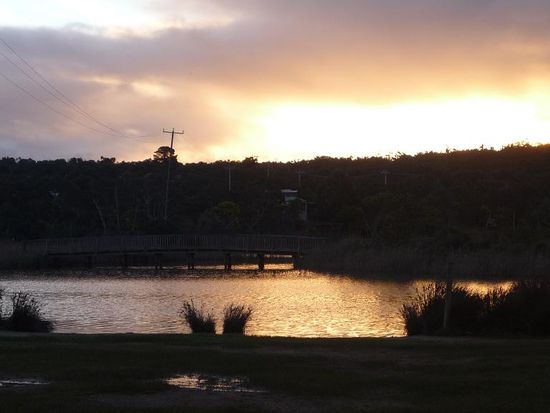 Abends erlebten wir einen dieser tollen australischen Sonnenuntergaenge am Salzsee von Appollo Bay.
