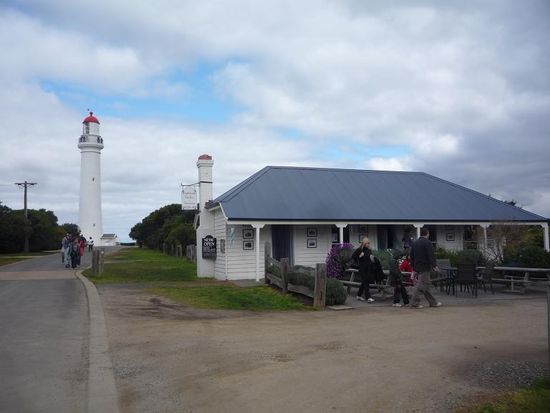 Unser erster Stop war ein schnuckeliger Leuchtturm im Otway National Park. Hier koennte gut n Pilcher-Filmchen spielen!....es pilcherte!