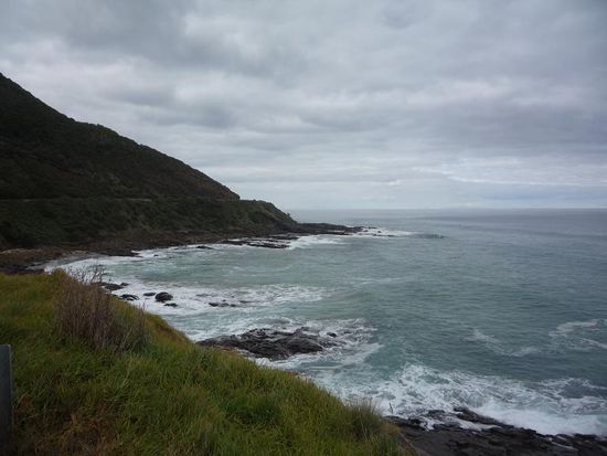 Zurueck gings wieder auf der Great Ocean Road an der felsigen Kueste entlang.