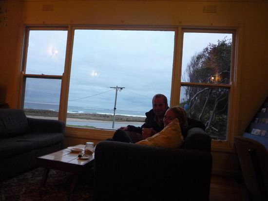 Unsere Unterkunft lag diesmal direkt am Meer. In dem kleinen Hostel, was alleine von einer niedlichen Oma gefuehrt wurde, waren wir die einzigen Gaeste. Bei einer Teestunde genossen wir die Ruhe und den Ausblick.