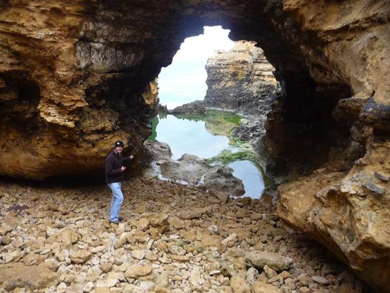 Hannes hat sich in the Grotto getraut. Hoert sich gefaehrlich an ,ne?
