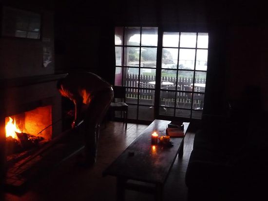 Hannes heizte den hauseigenen Kamin ein. Obs erlaubt war? Egal, waren ja die EInzigen
