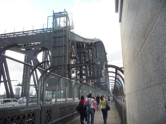 Danach marschierten wir ueber die Harbour Bridge.
