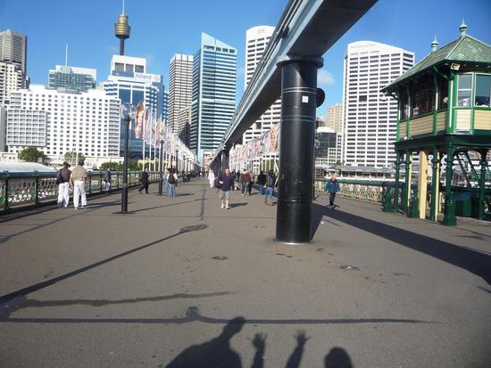 Ueber die Victoria Bridge gingen wir(siehe Schatten!) dann wieder gen Zentrum.
