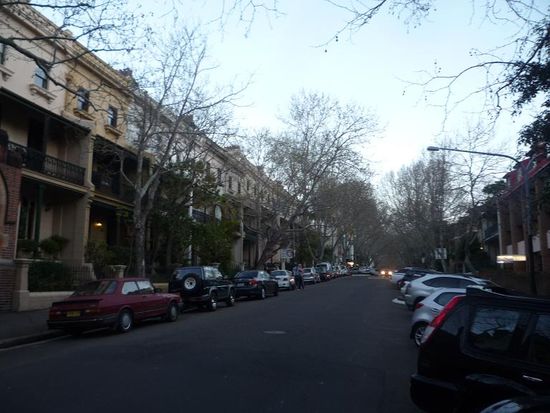 Und gingen durch die huebsche Victoria Street zu unserem Hostel.