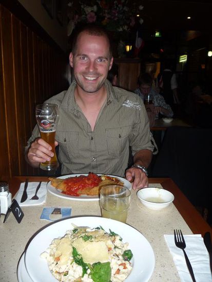 ...ein deutsches Restaurant! Bei Schnitzel und Kaesespaetzle (und dem obligatorischen Erdinger fuer Hannes) liessen wir es uns gut gehen.