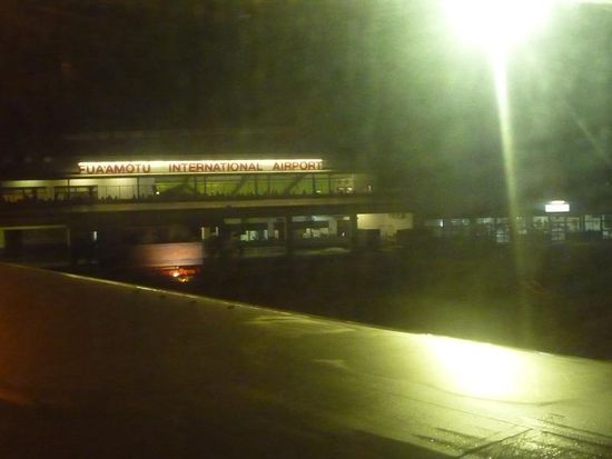 Nach 7 Stunden Flug und 2 Mal Umsteigen erreichten wir den INTERNATIONALEN FLUGHAFEN vom Koenigreich Tonga!!!