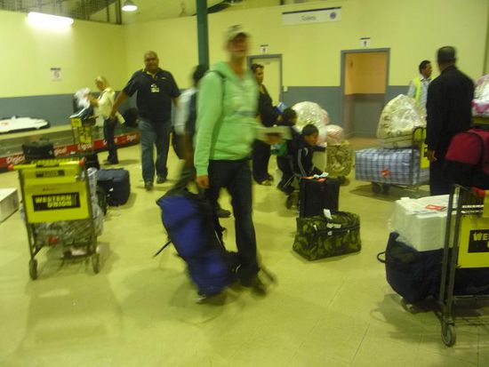 In der Gepaeckrueckgabe ging es dann auch richtig heiss her.... alles hatte seine Ordnung