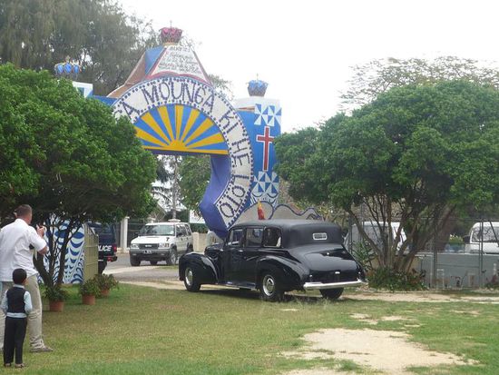natürlich war auch der König von Tonga anwesend. Hier fährt er gerade nach dem Gottesdienst wieder zurück in seinen Palast.