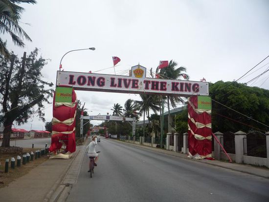 Das nächste Inselhighlight war die Hauptstadt Tongas... überall waren die Strassen noch geschmückt von der im August stattgefundenen Krönung des neuen Königs.