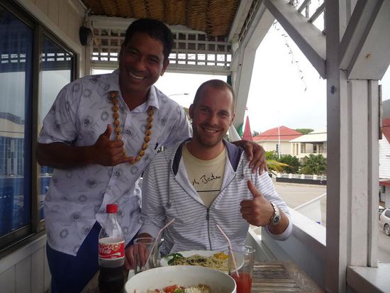 Zurueck in der "Hauptstadt" kehrten wir bei diesem lustigen Tonganer ein, der eher Entertainer als Ober war.