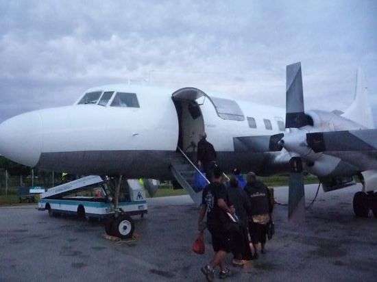 ...wir konnten an Bord unseres Fliegers nach Ha'apai gehen. Hannnes konnte es kaum erwarteten und bordete als erstes den Turboprop aus dem Jahr 1957.