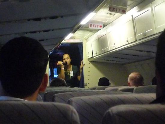 An Bord gabs dann fuer alle 10 Passagiere klare Instruktionen von unserer Stewardess. Ordnung muss sein!