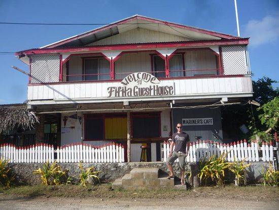 Abgeholt wurden wir vor dem einzigen Café der Hauptinsel, dem Mariners Cafe.
