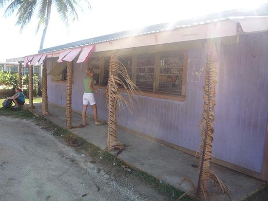 Ines machte schnell noch die letzten Erledigungen in einer tongaischen Shopping-Mall.