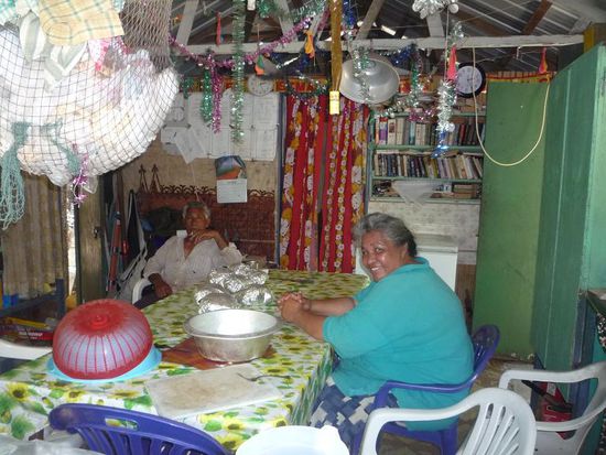 Abends wurden wir dann von den Resortbesitzern Sony und Maria zum Umo, einem typischen Insel-Gericht eingeladen.