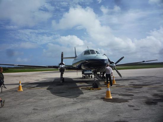 ...gings mit dem 20-Sitzer Propeller-Jet wieder zurueck nach Tongatapu.