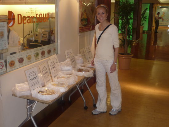 Also, am Mo. gings erst einmal in das amerikanisch wirkende Stadtviertel "Tokyo" in eine riesn Mall, wo wir uns gleich bei einer (typisch japanischen!!!) Suppen-Kette staerkten. Was hier gut zu sehen ist&gt; Vor wirkich jedem Restaurant stehen die Gerichte in Plastikform und darueber die japanische Erklaerung&amp;Preis.