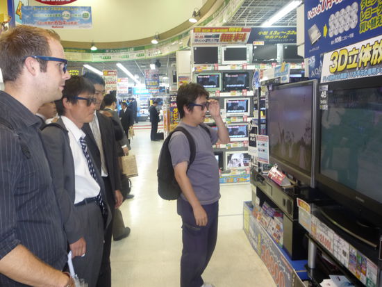 Was die Japaner lieben, ist fuer uns haeufig too much&gt; hier bei Bic Camera blinkt, bimmelt und bewegt sich an allen Ecken und Enden was. In Puncto Technikbegeisterung steht Hannes den Japanern aber in nix nach!(Hier 3D Fernseher)