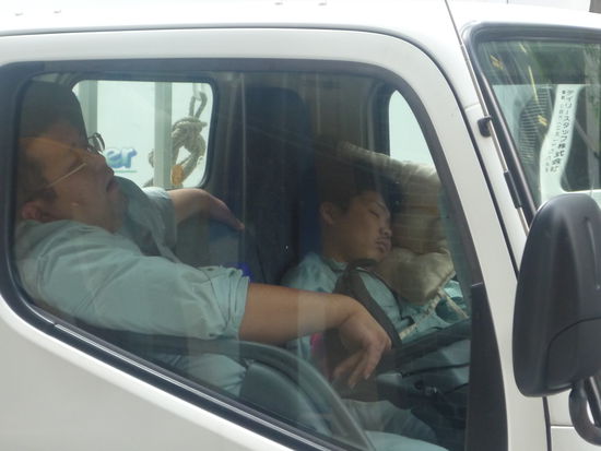 Was man hier auch ueberall sieht sind schlafende Japaner! Kaum sitzen sie, schon sind sie in einer anderen Welt!(hier mitten auf einer grossen Einkaufsstrasse)