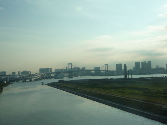 Nachmittags zog es uns dann ans Meer. Wir verliessen die Welt der Wolkenkratzer und besuchten "Odaiba", eine sehr grosse (wie hier alles, ausser den Menschen)kuenstlich angelegte Insel!