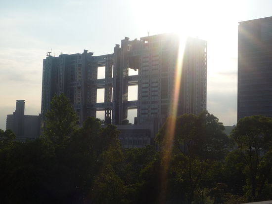 Ganz ohne grosse Gebaeude kommt aber auch diese Insel nicht aus. Hier das FUJI-TV Gebaeude.