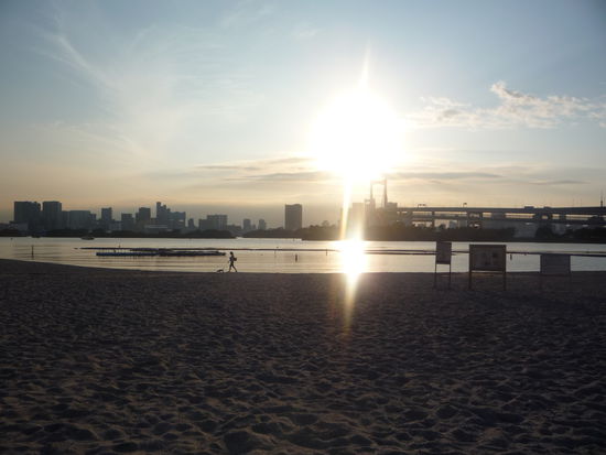 Die Sonne ging langsam unter (hier schon um 18h), also rein in den Supermarkt, Sushi&amp; Co. geshoppt und ab an den Strand zum romantischen Dinner!