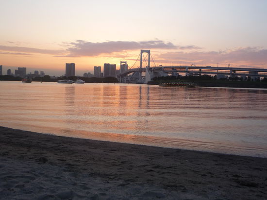 18.45h...die ersten Longtail-Boote fuhre ein und wurden von springenden Fischen begruesst (siehe vorne rechts)