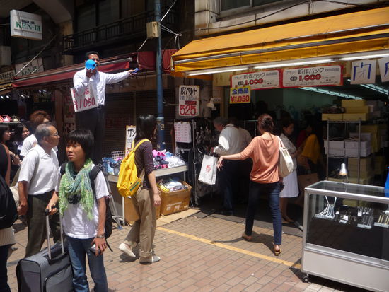 Hier Gang und Gebe&gt; Marktschreier als Arbeitsbeschaffungsmassnahme...sie schreien auch, wenn man sie trotz lauter Riesenwerbung und Musik nicht mehr hoert!