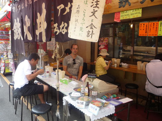 Mittag haben wir auf dem Markt, ganz untouristisch gegessen. Staebchen zum Essen stehen schon bereit...wir bekamen Loeffel...komisch!