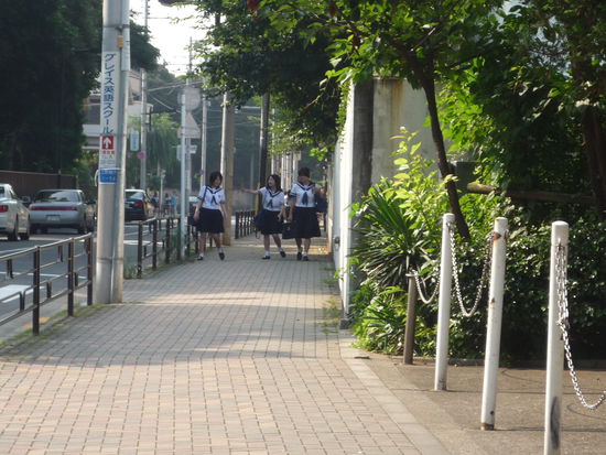 16h kamen uns nicht Matrosinnen, sondern Schueler in ihrer Uniform (wie hier alle)entgegen
