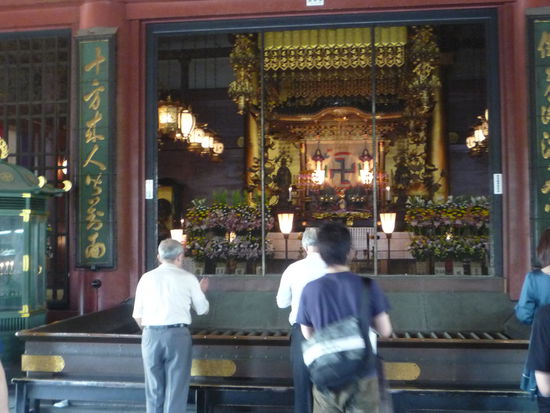 So beten die Japaner. Das Zeichen koennen wir uns nicht erklaeren....Bitten um Aufklaerung im Gaestebuch!